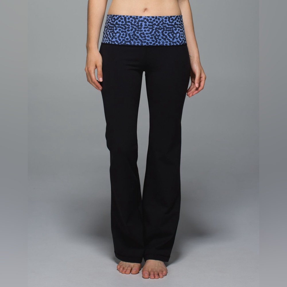 BNWOT Lululemon Groove Pant II *Full-On Luon in  Spot Blue & Black. 
Size 4 Reg.